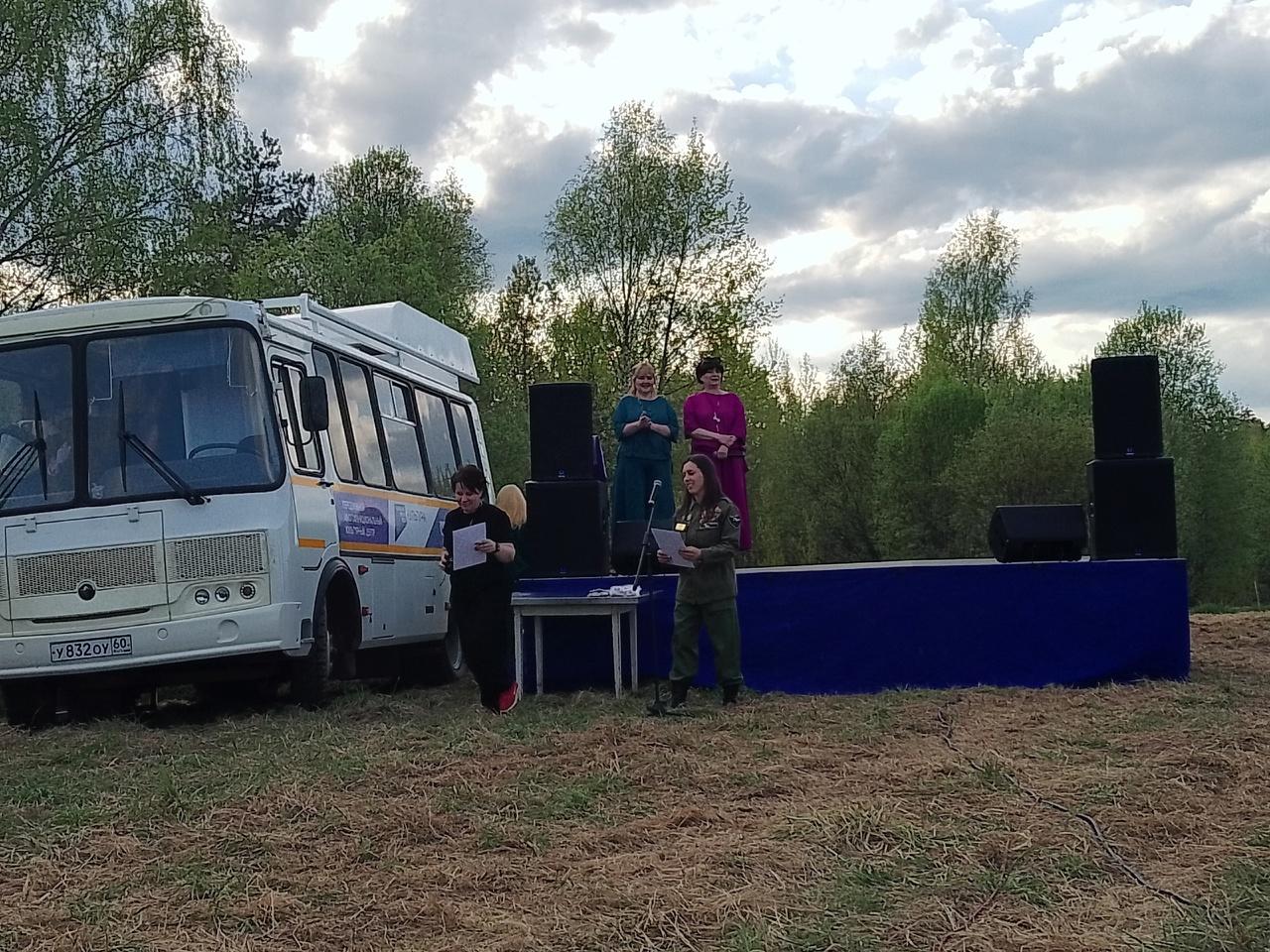 Артисты Красногородского Дома культуры дали концерт на Вахте памяти.