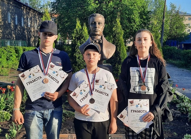 Поздравляем наших шахматистов Илью Разыграева, Вячеслава Легчанова, Эвелину Ефимову.